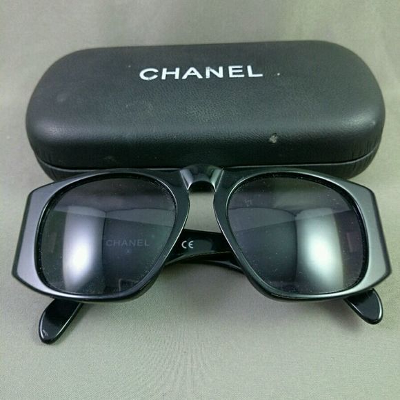 Chanel CC Logo Black Sunglasses 01450 94305 - Picture 2 of 10